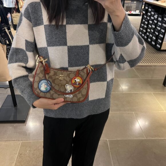 Coach X Peanuts Teri Shoulder Bag In Signature Canvas With Patches ce848 - Picture 9 of 9